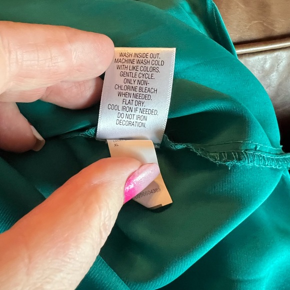 NWT Apt 9 v-neck blouse with rhinestones. Elastic sleeves. Hunter green. Size XL - Picture 8 of 10